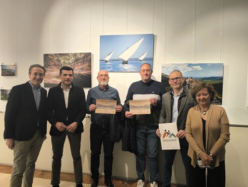 Imatge del lliurament de premis als guanyadors davant de les fotografies guanyadores